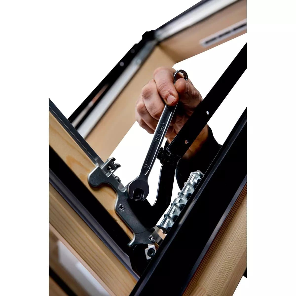 Окно мансардное деревянное Designo R45 H200. 1 камерное. Ручка снизу. ThermoBlock WD.