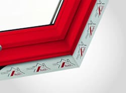 Деревянное окно Designo R6/R8 окрашенное в красный цвет