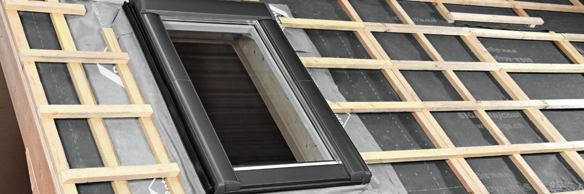 Установка мансардного окна Roto в крышу со сплошным настилом с использованием установочного комплекта AAS