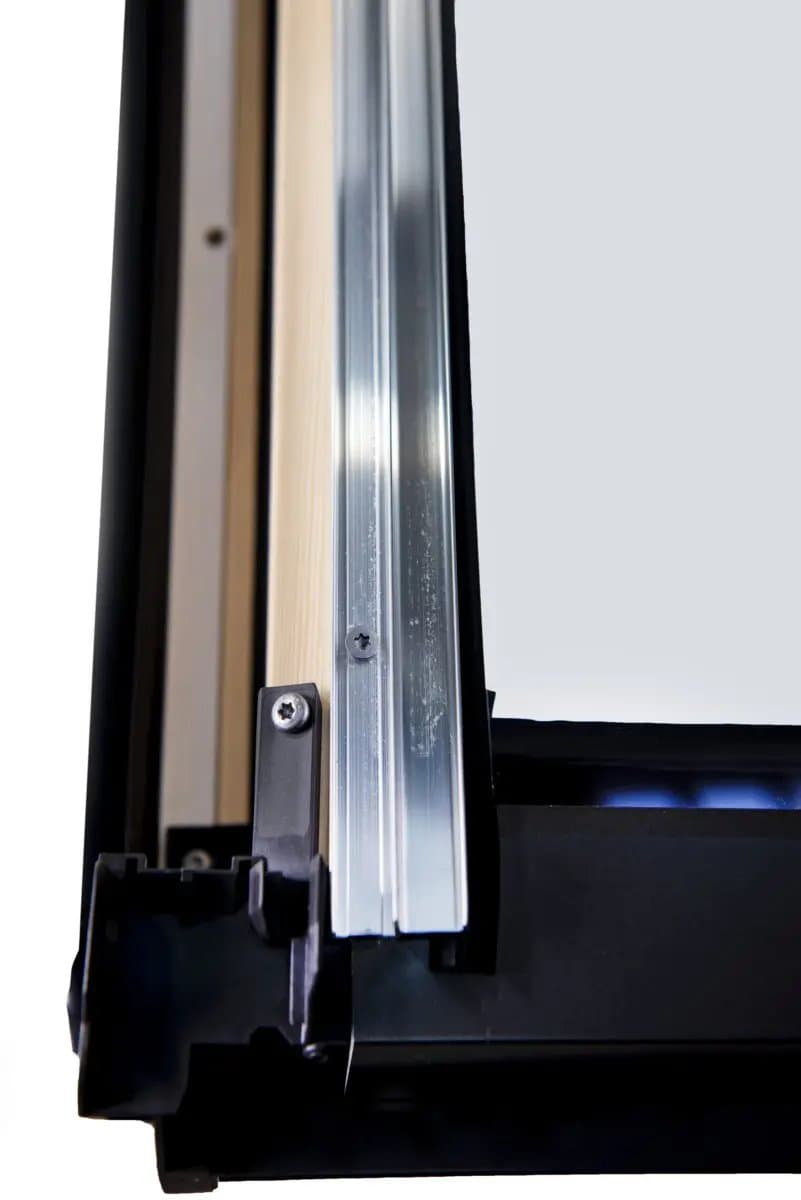 Окно мансардное деревянное Designo R45 H100L5. 1 камерное. Ручка снизу. Вентклапан.