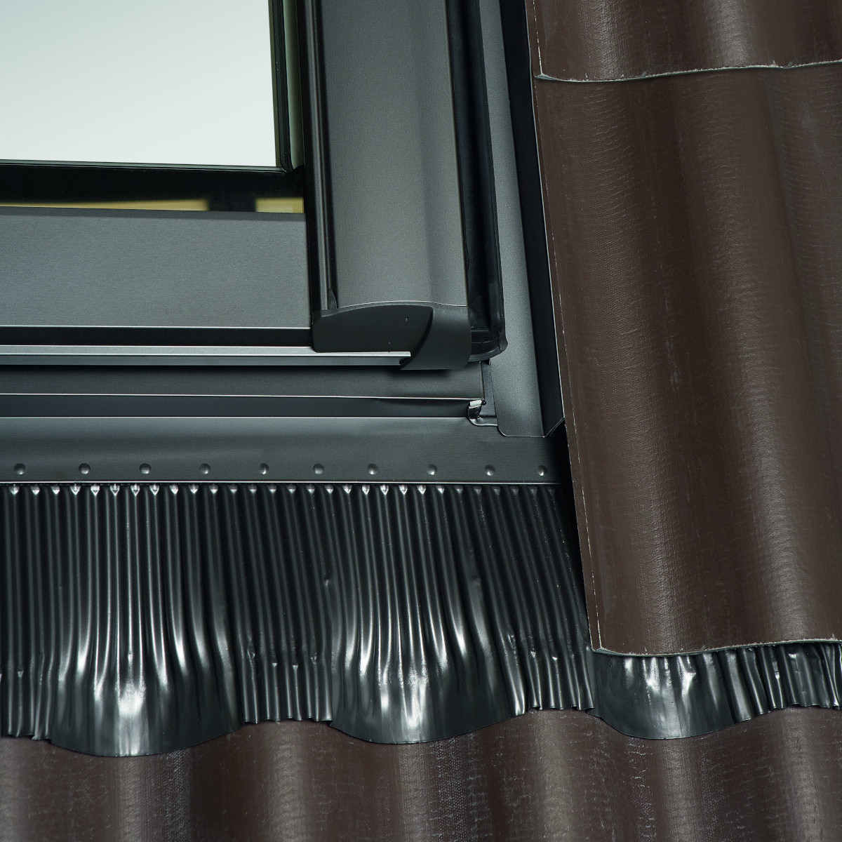 Оклад EDF для мансардного окна Designo. Для плоской и профильной кровли до 80 мм.